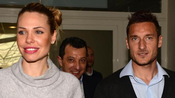 "Lui è esasperato". Totti e Ilary tornano a vivere sotto lo stesso tetto