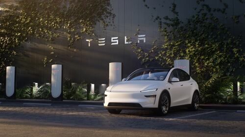 Tesla Model Y 2025: guarda la gallery del nuovo modello 3