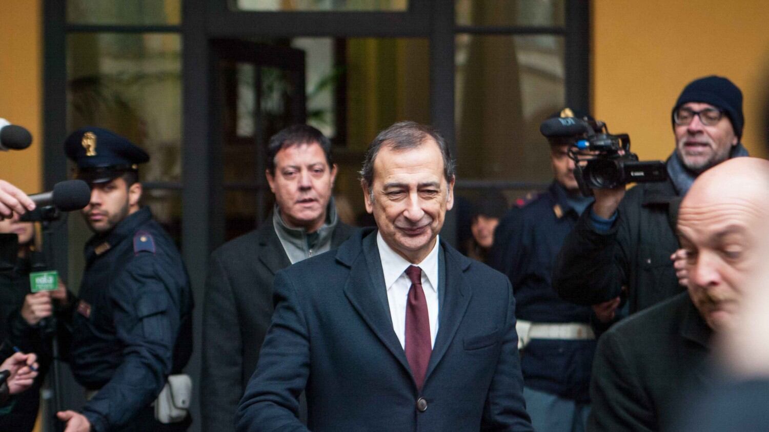 Sala insiste: "Stipendio ai migranti"