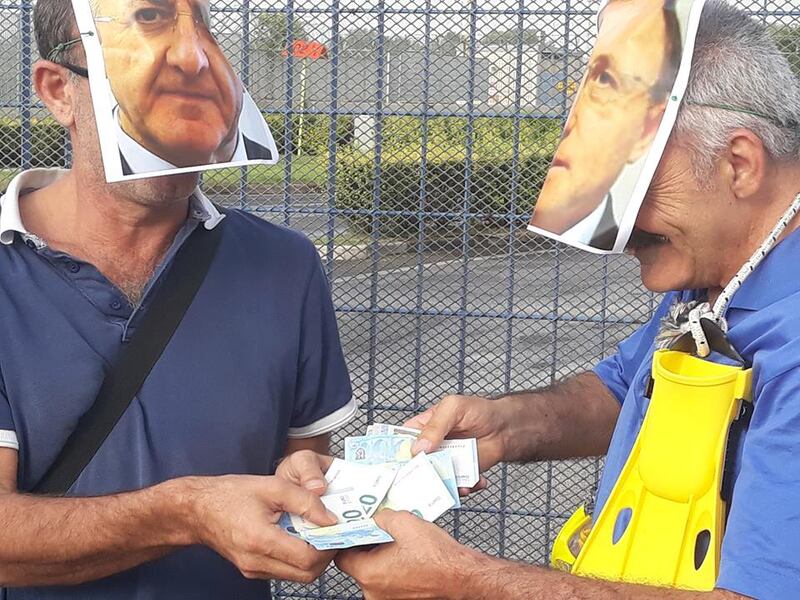 Con la maschera di De Luca bloccano il termovalorizzatore di Acerra: la protesta dei lavoratori ex Cub 5