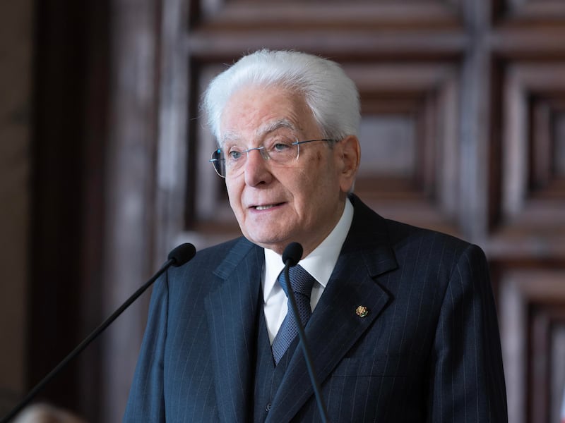 L’allarme di Mattarella: “Inflazione e salari fermi aggrediscono il tenore di vita degli italiani”