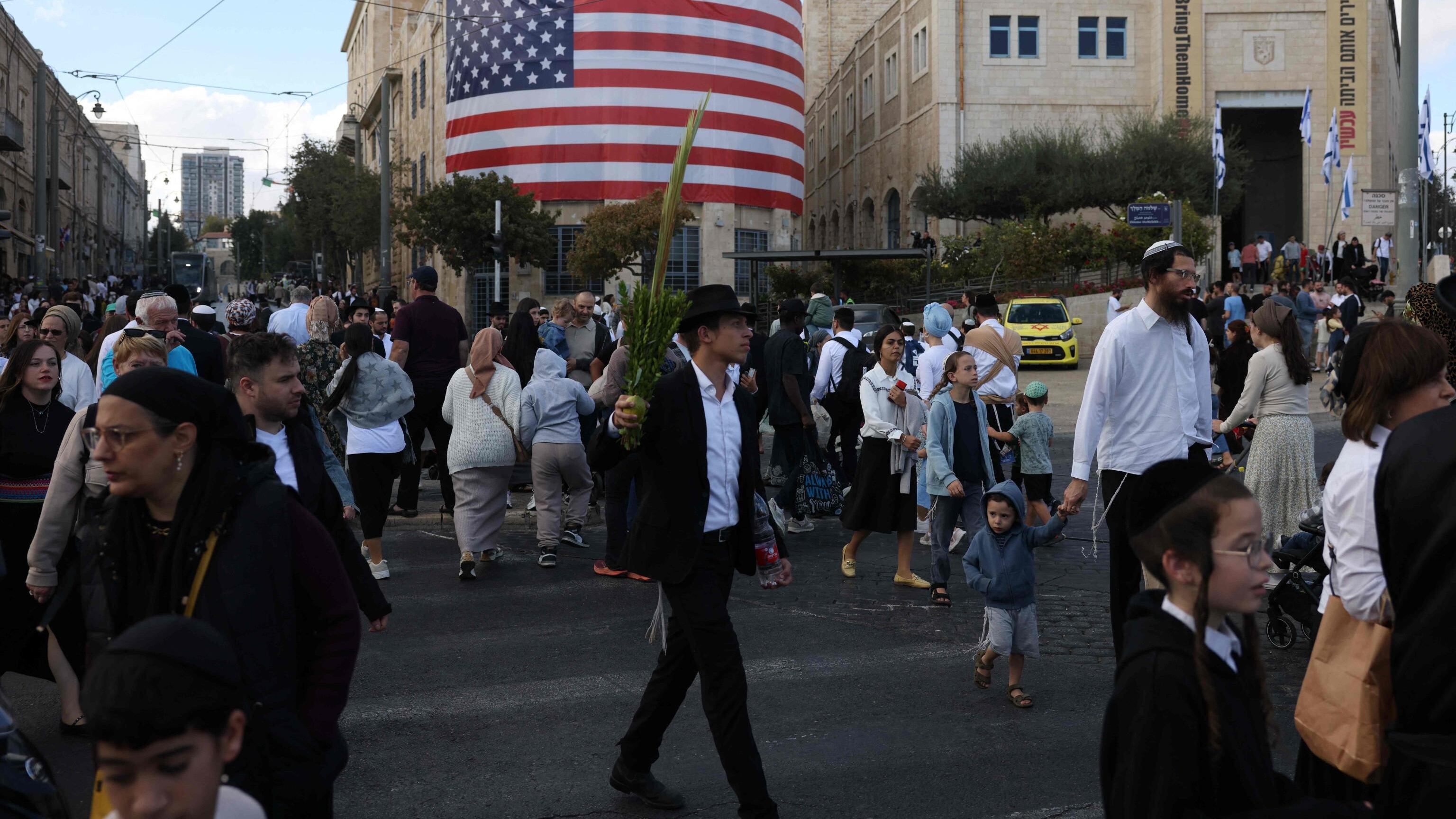 Tappeti rossi e strade blindate. Il trionfo di Trump-pacificatore (in Israele con lo "scudo blu")