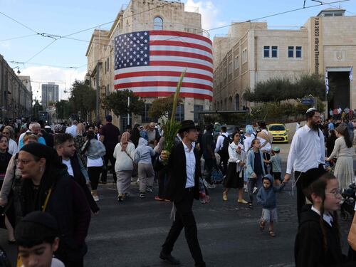 Tappeti rossi e strade blindate. Il trionfo di Trump-pacificatore (in Israele con lo "scudo blu")