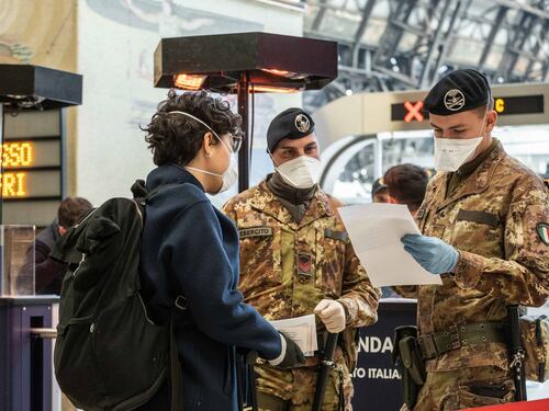 L'Italia pre-lockdown: feste vietate, movida e assalto ai negozi. Poi la fuga dalle città