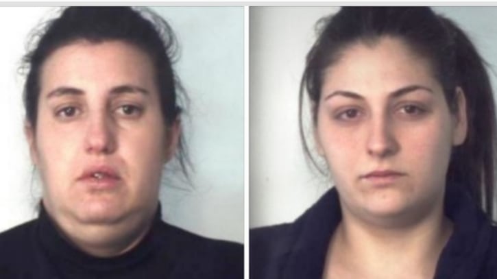 Per disfarsi della droga si facevano aiutare da un bambino di 4 anni: in arresto due donne