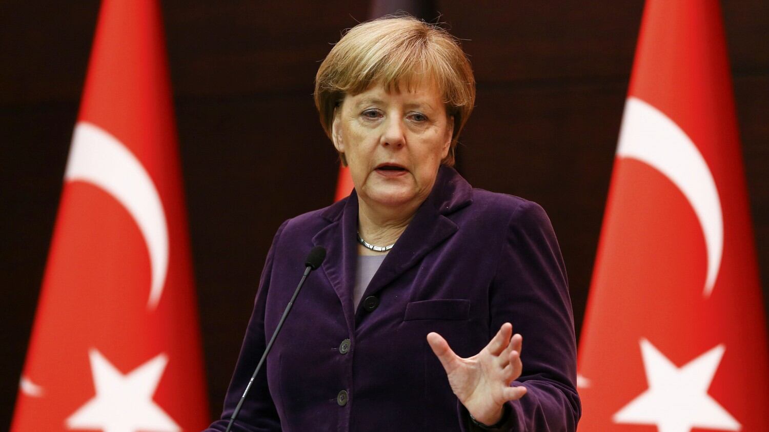 La Merkel va in Turchia. Bagno di folla tra i profughi