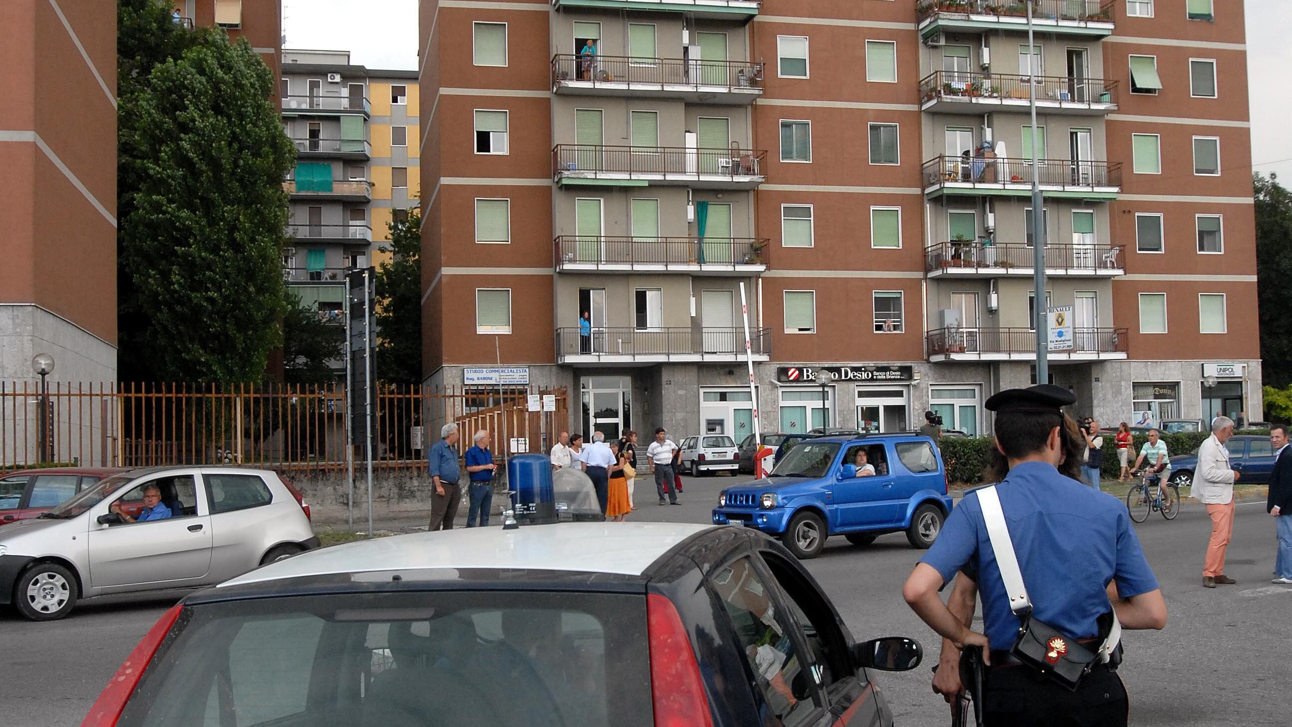 Stuprata nell'ascensore di casa, preso l'immigrato: incastrato da un'impronta