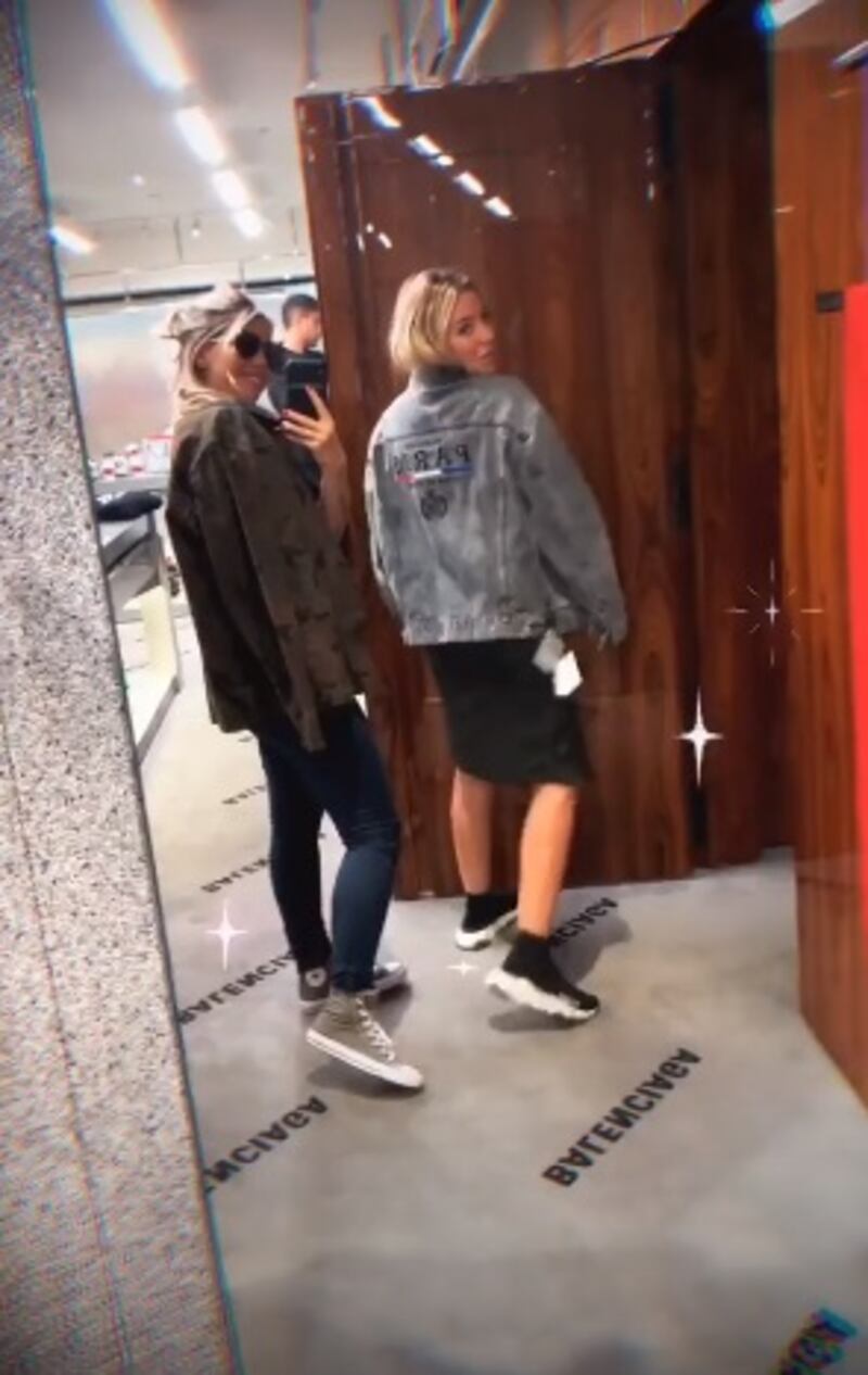 Wanda Nara fa shopping a Parigi con Alba Silva 1