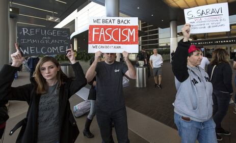 Proteste negli aeroporti contro Trump: "No al bando dei musulmani" 9
