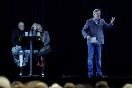 Francia, Melenchon fa il comizio in ologrammi 7