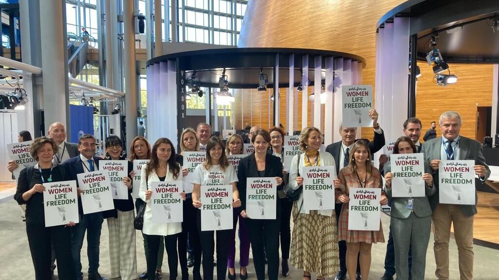 "L'Ue si schieri contro il fondamentalismo". La protesta per le iraniane a Strasburgo