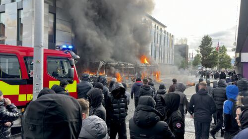 Belfast in rivolta: le immagini delle proteste anti migranti 5