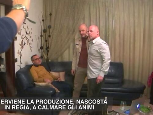 Lo scherzo perfetto, la vittima impugna un coltello e interviene la produzione. Polemica sui social
