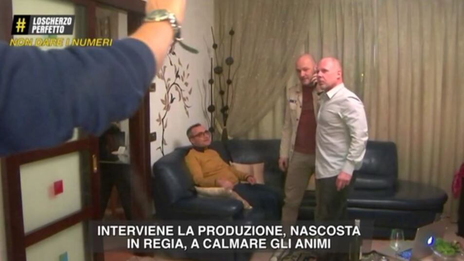 Lo scherzo perfetto, la vittima impugna un coltello e interviene la produzione. Polemica sui social