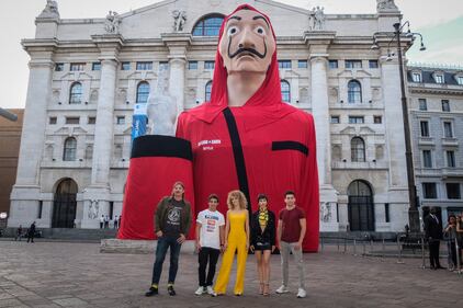 Il cast de "La Casa di Carta" davanti all installazione in piazza Affari 4
