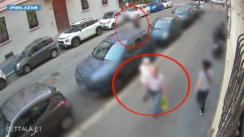 Il pedinamento e la rapina: le immagini delle telecamere di sorveglianza 2
