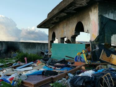 La baraccopoli e i rifiuti vicino al villaggio nomadi autorizzato 2