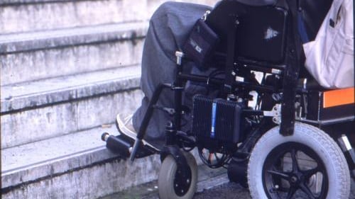 La pizzeria respinge un disabile in carrozzina: "Non c'è posto per voi"