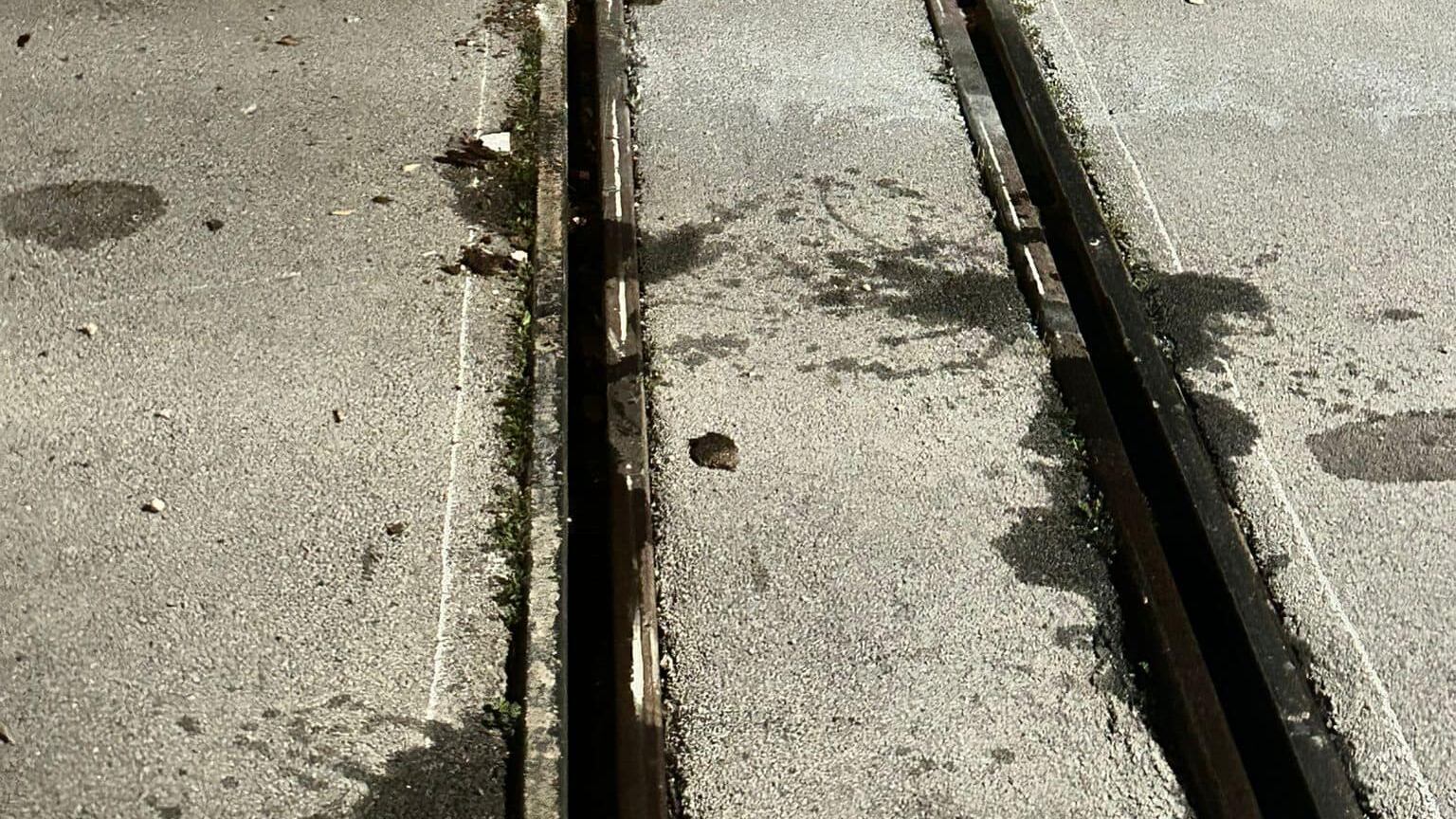 Vasca da bagno sui binari della Circumvesuviana: così il macchinista evita il disastro