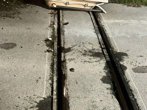 Vasca da bagno sui binari della Circumvesuviana: così il macchinista evita il disastro