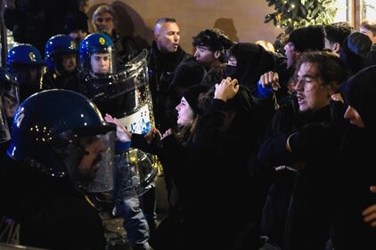 Scontri tra studenti e polizia davanti alla Camera 1