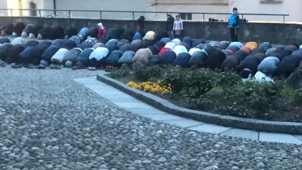 Cantù, la preghiera islamica sul sagrato della chiesa di San Paolo