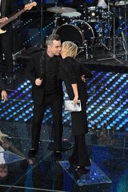 Sanremo 2017, Maria De Filippi e il bacio agli ospiti 26
