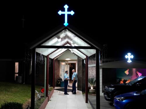 Il vescovo No Vax accoltellato sull'altare. A Sydney fermato l'aggressore: ha 15 anni