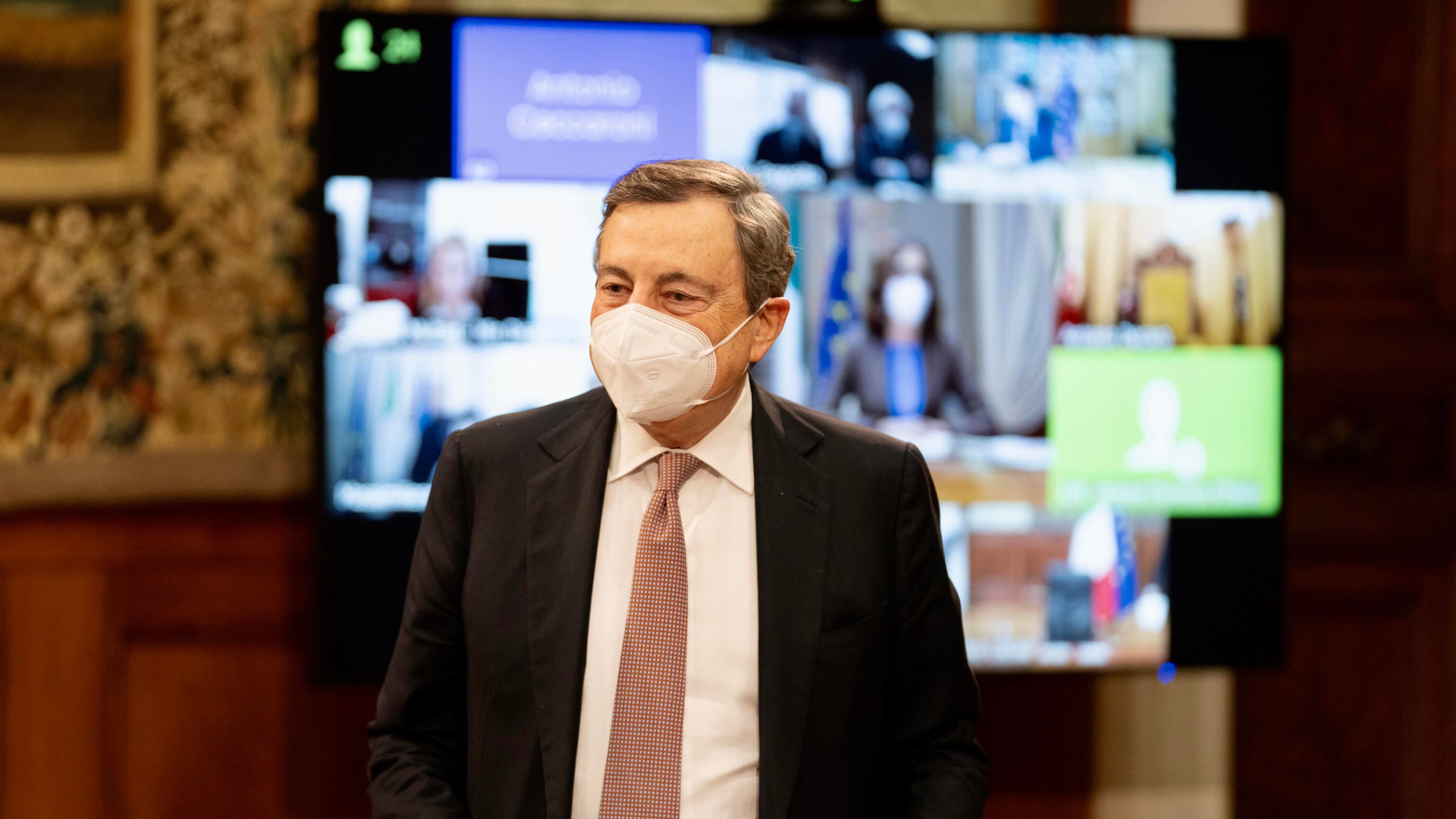 Draghi pressato rompe il silenzio. Presenta e difende il "suo" decreto cinque giorni dopo