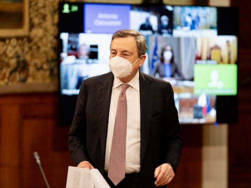 Draghi pressato rompe il silenzio. Presenta e difende il "suo" decreto cinque giorni dopo
