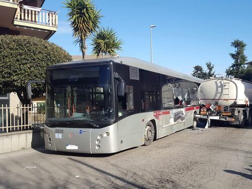 Incidente in via di Casalotti: scontro tra un bus e un’autocisterna
