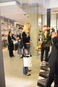 Chiara Ferragni fa shopping in centro a Milano 15