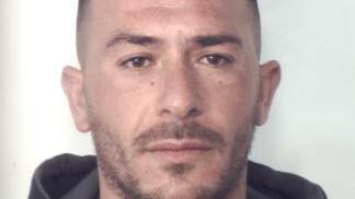 Il complice scappa in auto e lui rimane a terra: arrestato pusher
