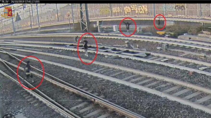 Bologna, follia sui binari: ragazzini sfidano treni ad Alta Velocità