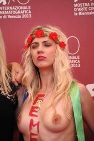 Le Femen nude al Festival di Venezia 6