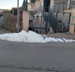 Schiuma bianca dai tombini di Acerra 1