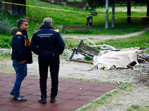 Schiacciata da un albero, la tragedia di Francesca. Le grida del figlio, e la polemica sulle radici del pioppo