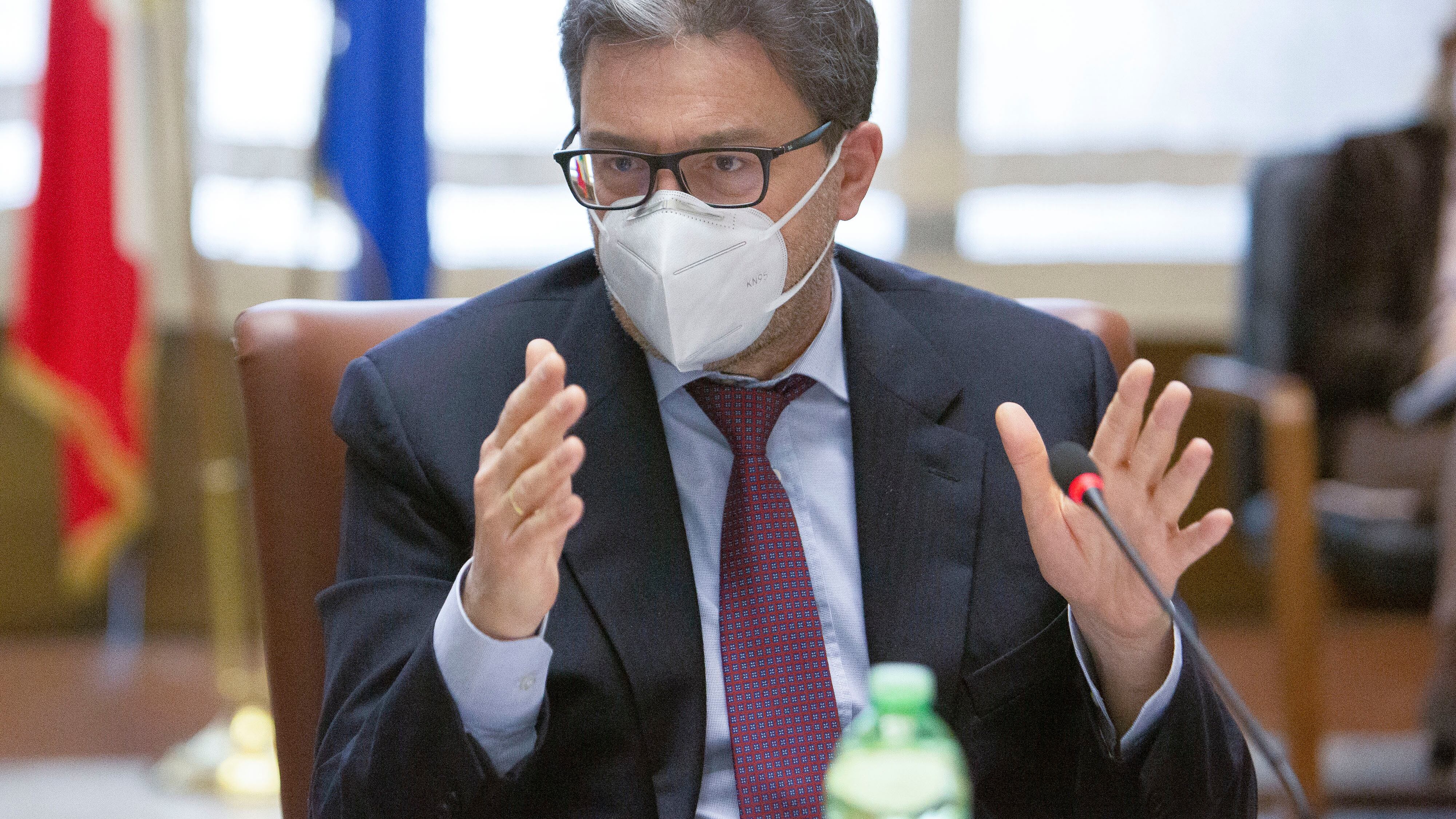 Giorgetti: "Green Pass esteso per favorire la ripresa economica"