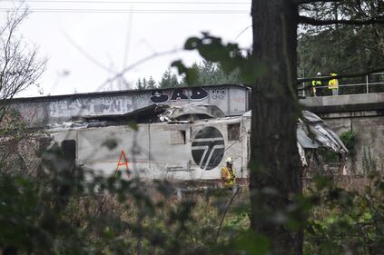 Seattle, treno deraglia e precipita sull'autostrada 9