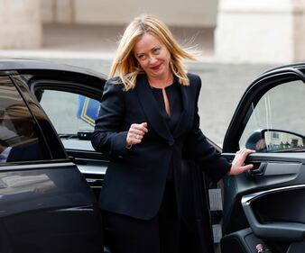 Giorgia Meloni a bordo dell'auto lascia il Quirinale 2