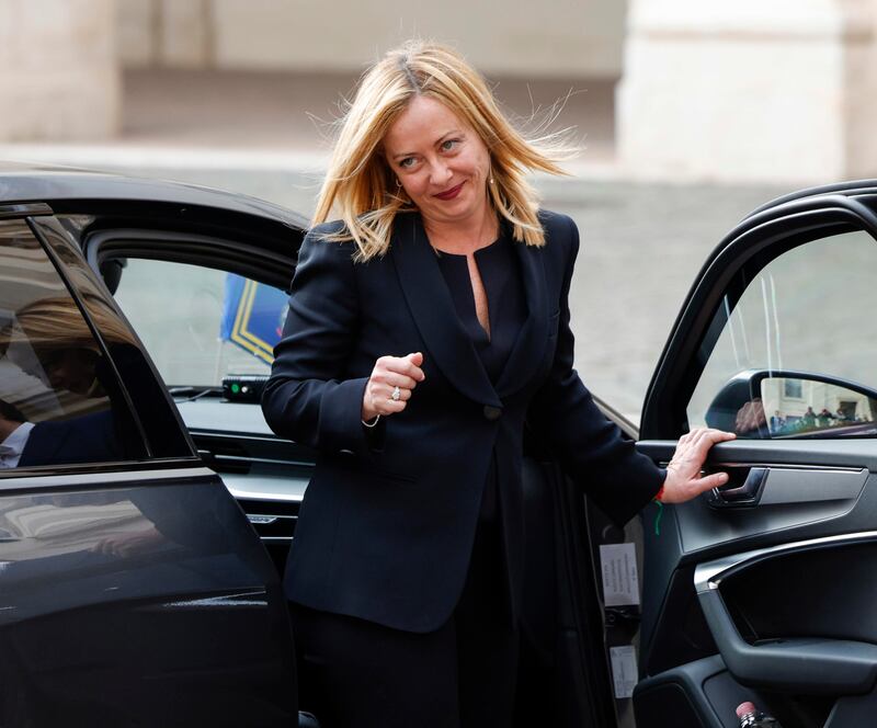 Giorgia Meloni a bordo dell'auto lascia il Quirinale 2