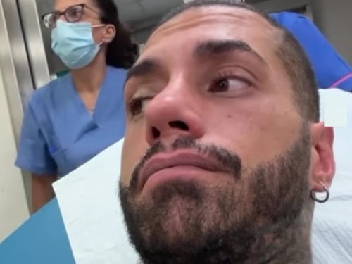 Chiofalo finisce in ospedale: "Sta male". Ma è polemica per le riprese con il cellulare