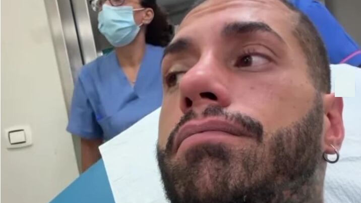 Chiofalo finisce in ospedale: "Sta male". Ma è polemica per le riprese con il cellulare