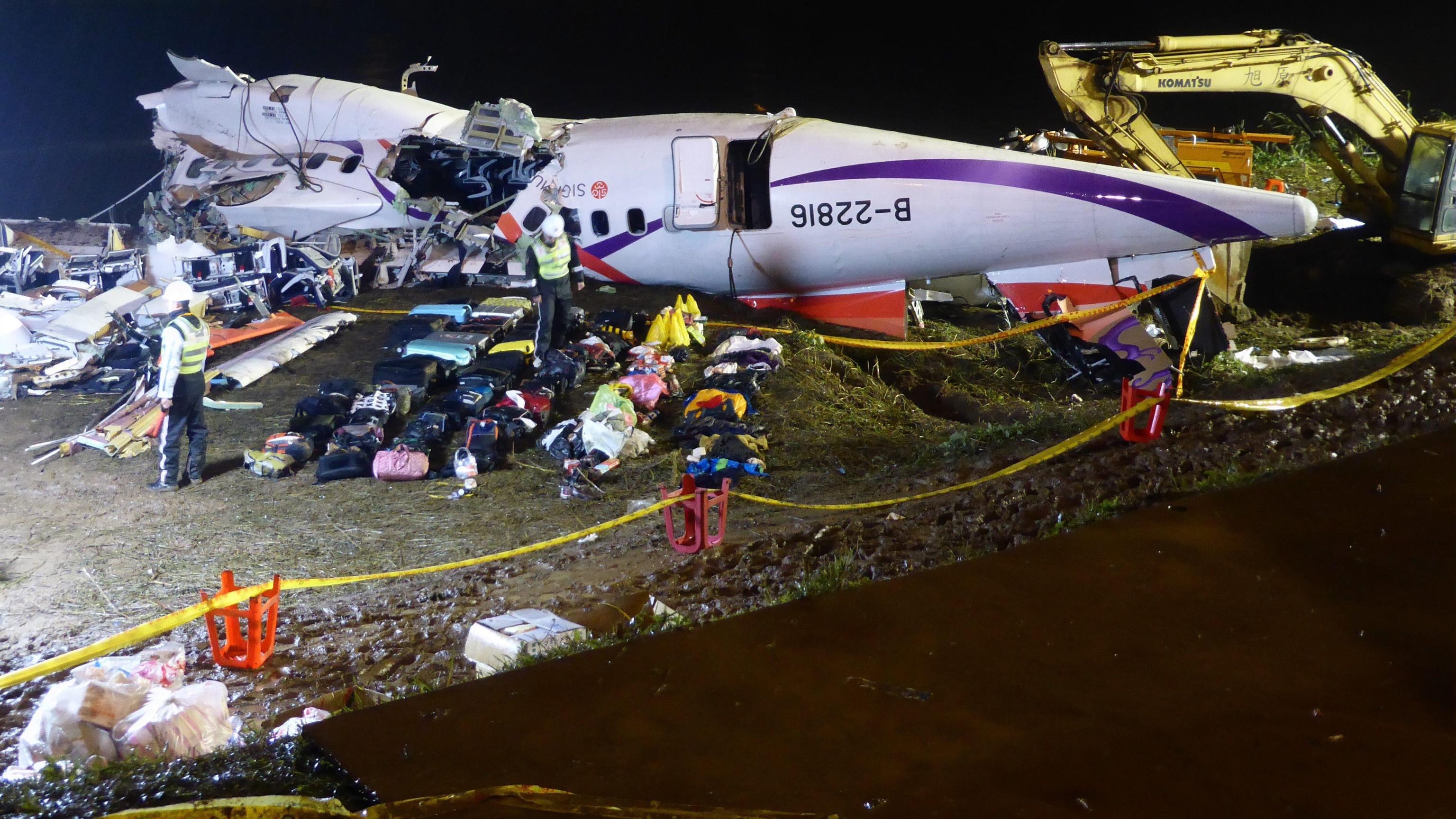 Il disastro dell'aereo TransAsia 235: prima sfiora il taxi, poi s'inabissa nel fiume