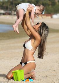Georgina Dorsett sexy bomba in spiaggia 3