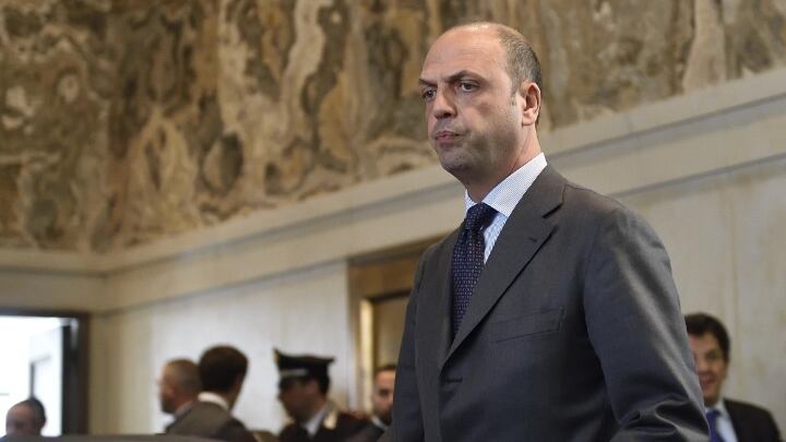 Lo sgambetto di Alfano a Maroni: no all'election day, slitta l'autonomia