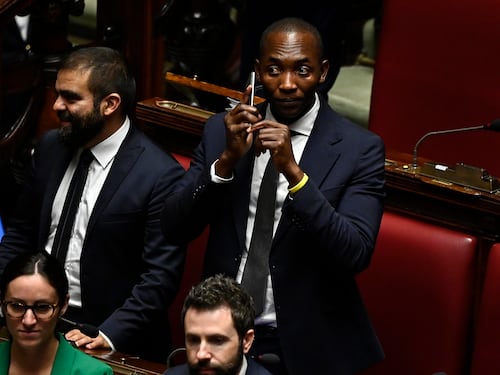 L'opposizione si dimentica degli sbarchi pur di affondare "quel prefetto"