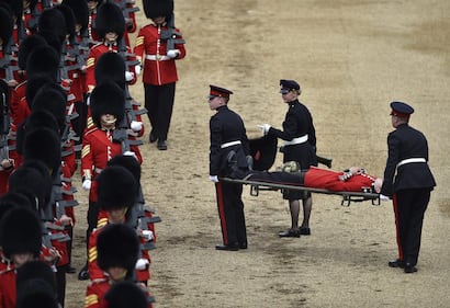 Inghilterra: guardia reale inglese sviene durante il "Trooping the Colour" 5