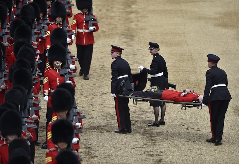 Inghilterra: guardia reale inglese sviene durante il "Trooping the Colour" 5