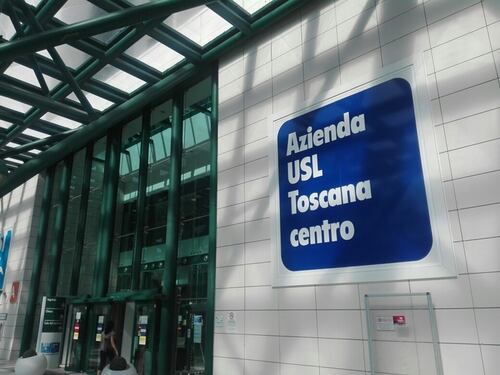 "C'è una telecamera nella doccia": scandalo in ospedale